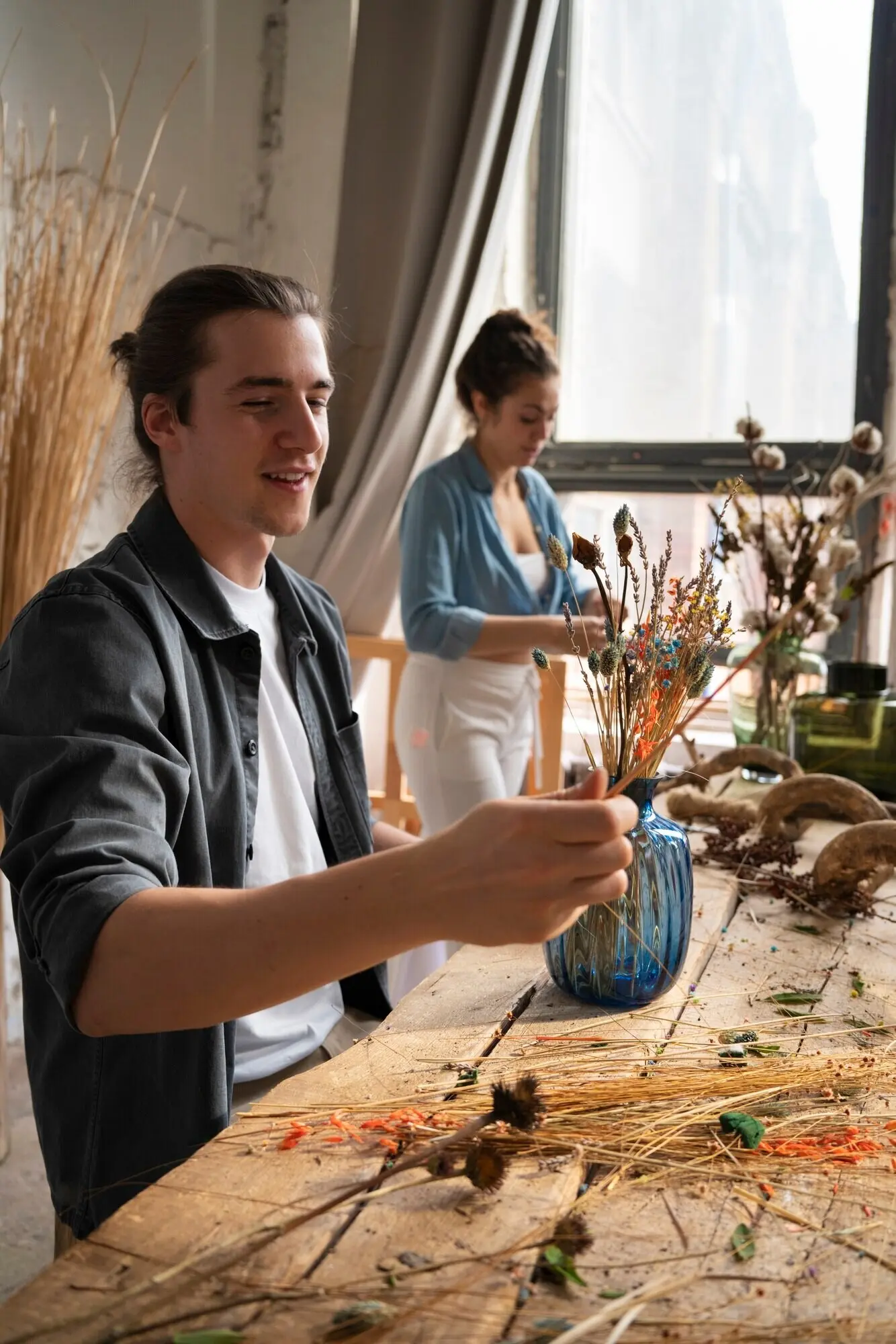 Люди собирают собственные композиции из сухоцветов.