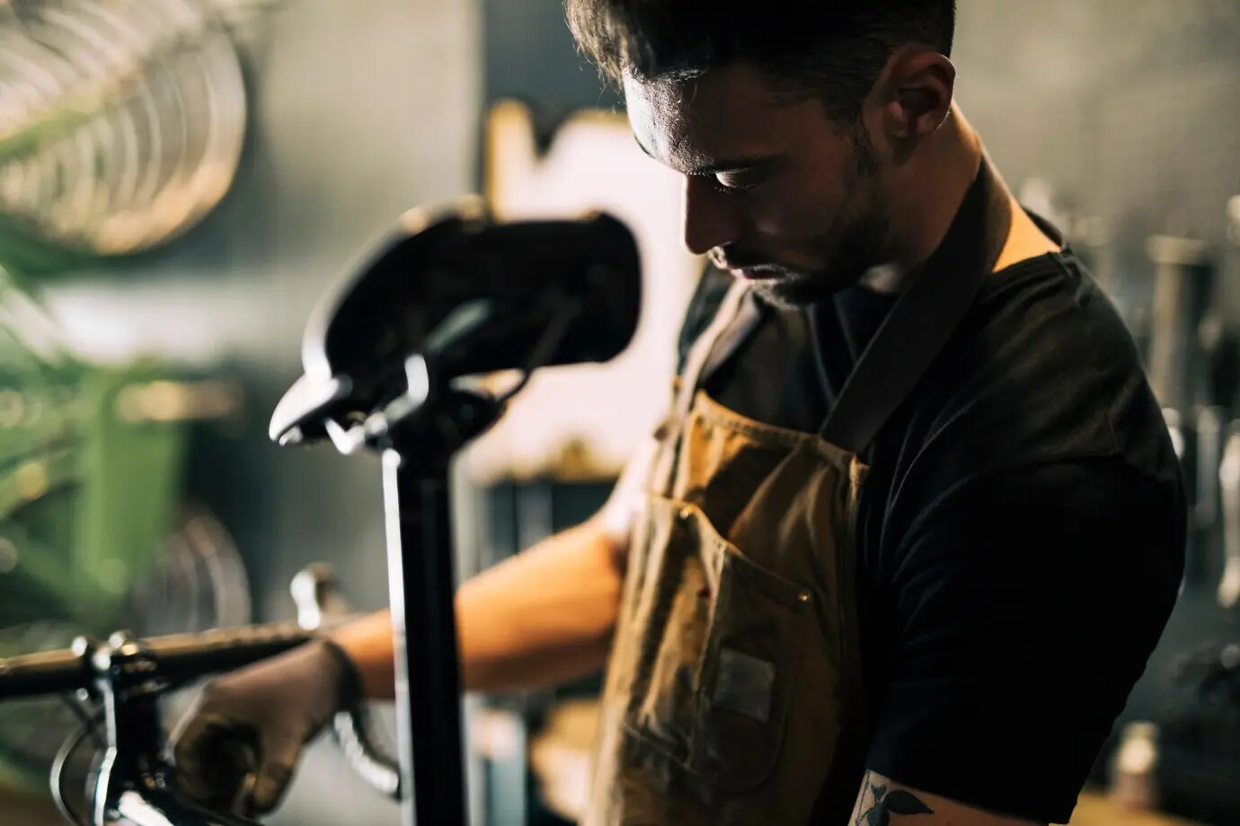 Магазин велосипедов с продавцом