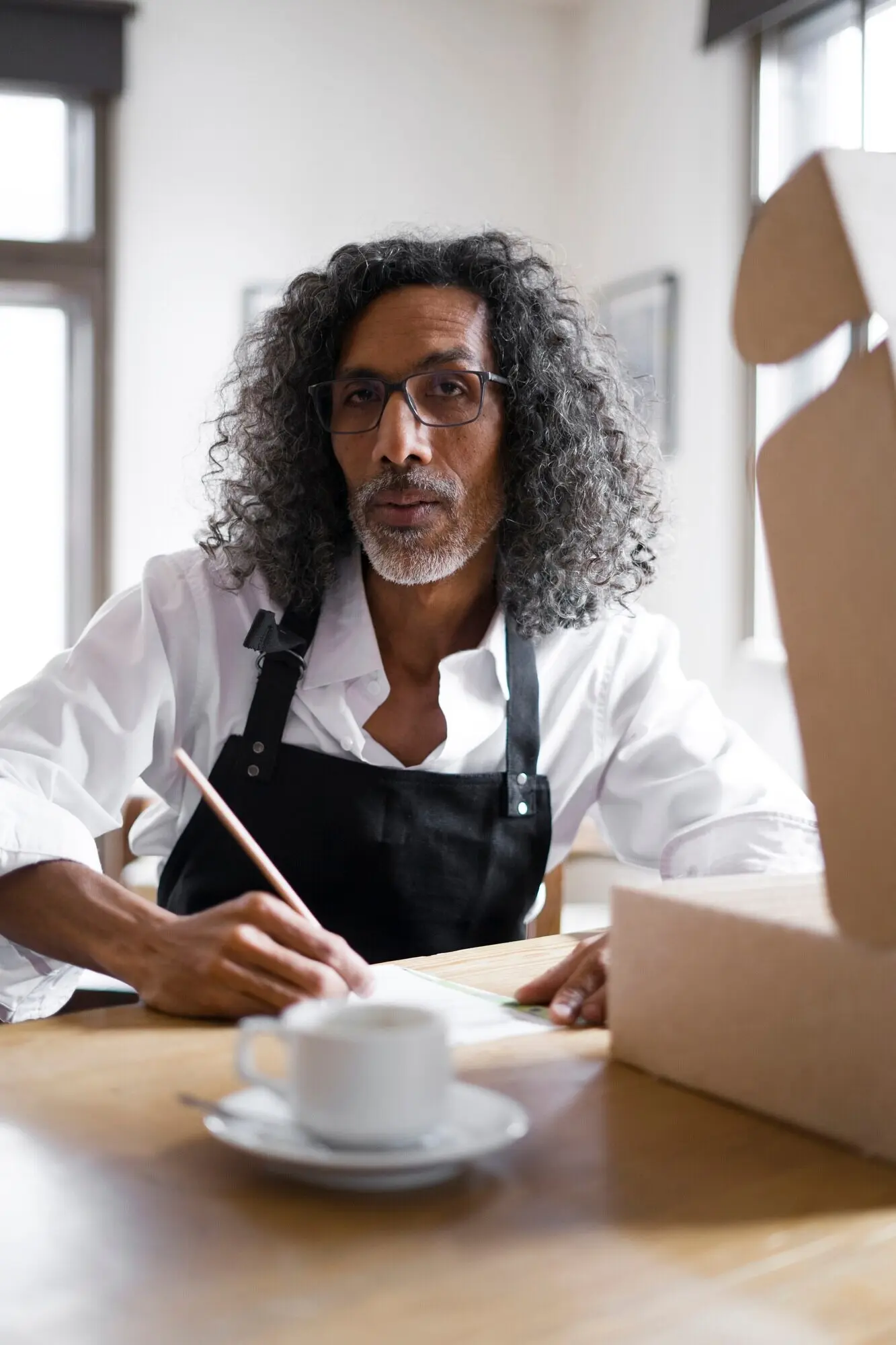 Средний план владельца бизнеса с документом